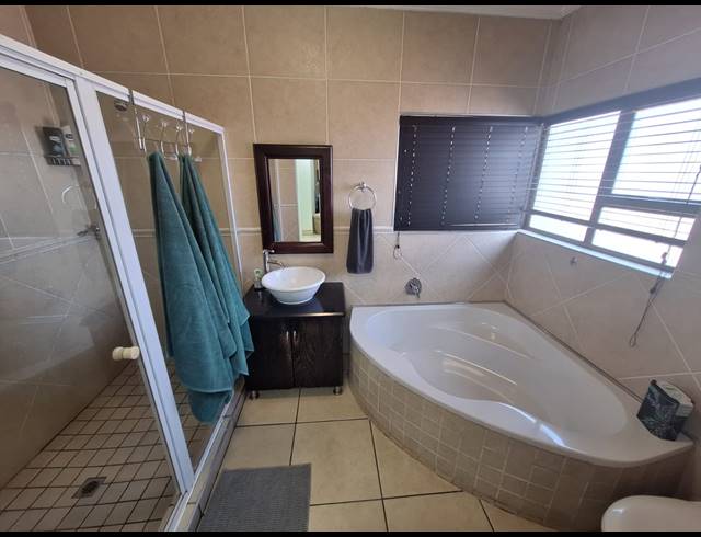 4 BEDROOM TOWNHOUSE FOR SALE IN VANDERBIJLPARK SW 5